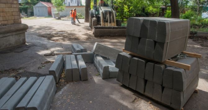 В Харькове до конца года заасфальтируют территорию 450 дворов