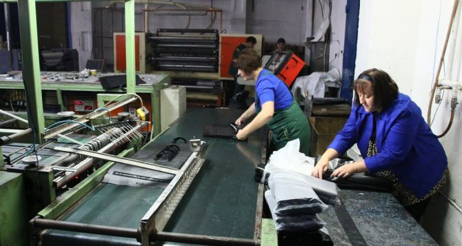 Луганский завод «Полипласт» заработал после года восстановительных работ (фото)