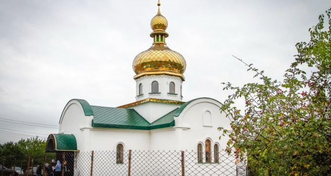 В Луганске освятили первый восстановленный после обстрелов храм (фото)