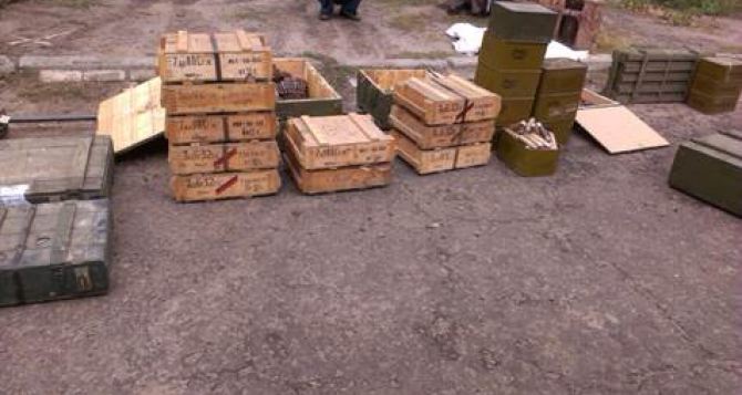 В Луганской области обнаружили один из крупнейших тайников боеприпасов (фото, видео)