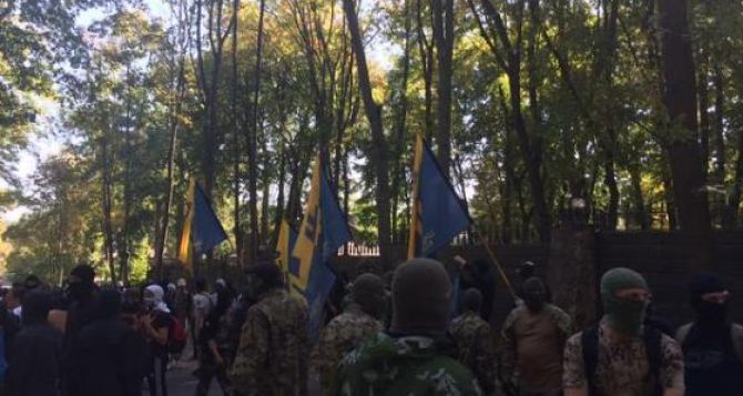 Батальон «Азов» блокировал дом Добкина в Харькове (ФОТО)