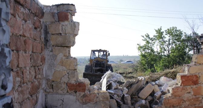 В Луганске восстановят 743 дома в частном секторе, пострадавших от обстрелов