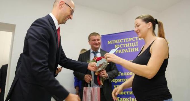 Харьковские роженицы смогут получать свидетельства о рождении детей в роддоме
