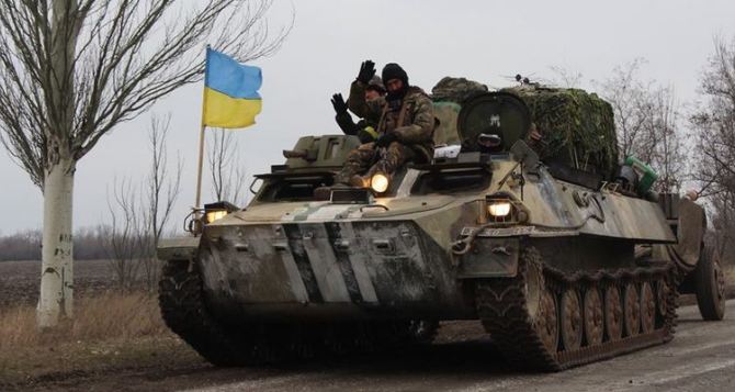 Украинские военные планируют сегодня завершить отвод танков в Луганской области