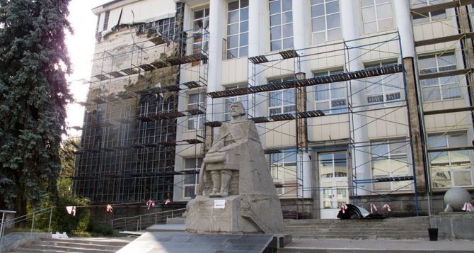 В Луганске восстанавливают библиотеку Горького, пострадавшую от обстрелов (фото)