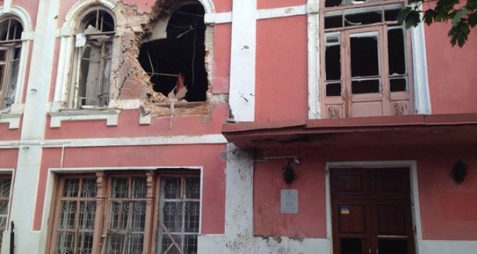 В музее истории и культуры Луганска устанавливают окна, взамен разбитых при обстреле
