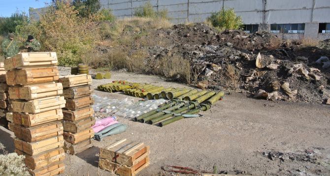 В Лисичанске возле предприятия «Техноткань» нашли тайник с боеприпасами (фото)