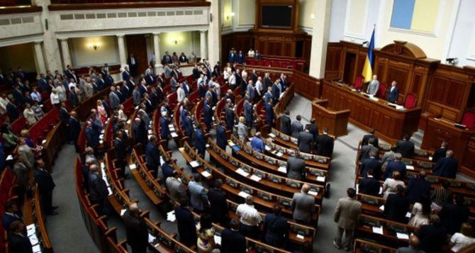 Украинцы требуют сократить число народных депутатов до 100 человек