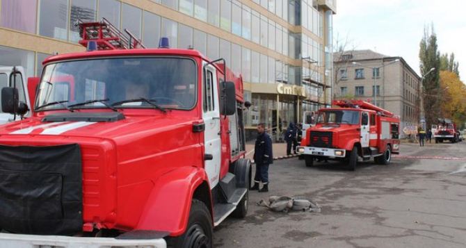 В Луганске «тушили пожар» в магазине «Стройленд» (фото)