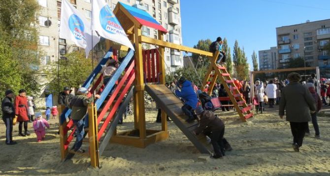 В Брянке открыли детскую спортивную площадку (фото)