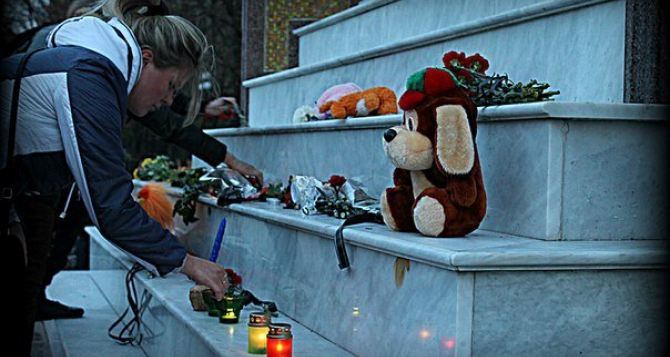 Жители Луганска почтили память погибших в авиакатастрофе в Египте (фото)