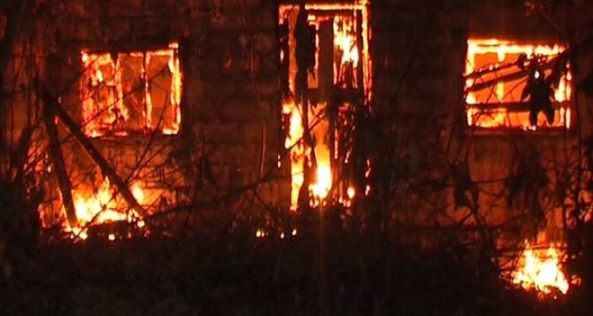 В Перевальске сгорел жилой многоквартирный дом (фото)