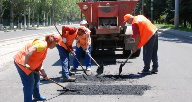 В Луганске ремонтируют съезд с путепровода Объездной дороги