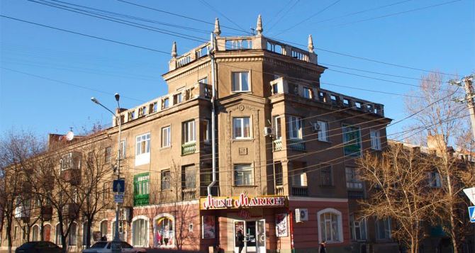 В Луганске демонтируют опасные участки дома №9 по Карла Маркса