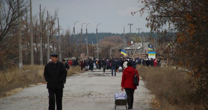 За сутки пункт пропуска в Станице Луганской пересекли 1750 человек