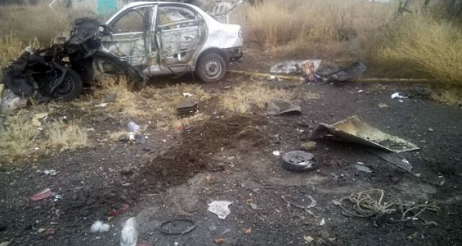 В Марьинке на мине подорвался автомобиль. Двое мужчин погибли