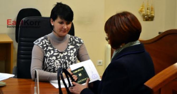 В самопровозглашенной ЛНР около 400 жителей получили карточки плательщика налогов