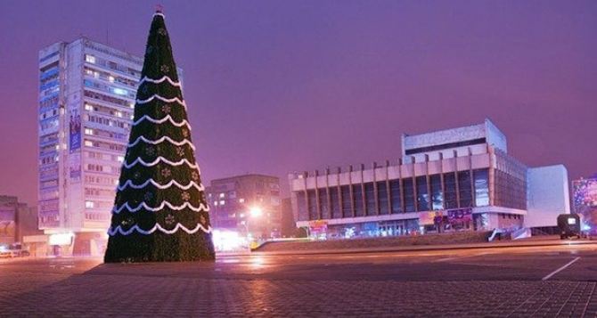 В Луганске украсят 7 новогодних елок