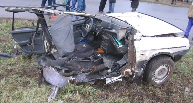 ДТП в Стаханове: машина врезалась в бетонный столб, есть жертвы (фото)