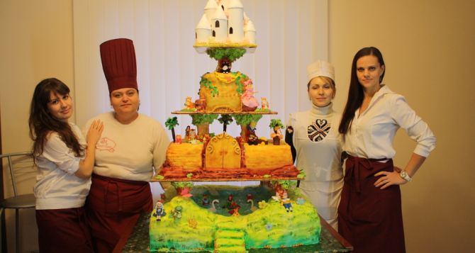 Кондитеры Луганска испекли 100-килограммовый торт (фото)
