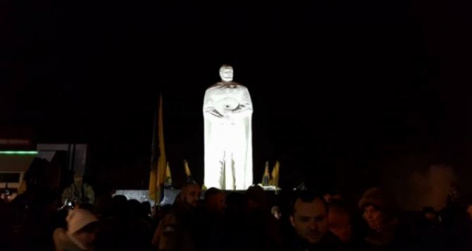 В Мариуполе на месте памятника Ленину появился князь Святослав