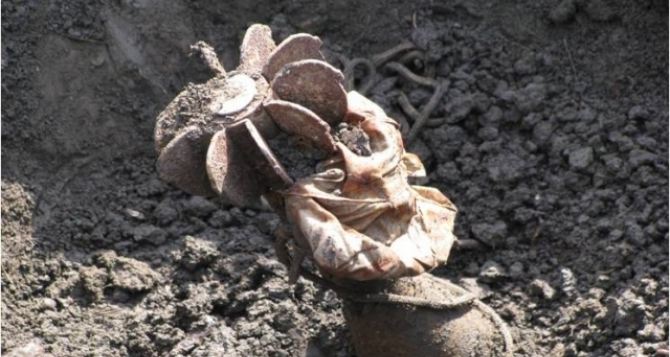 В Станично-Луганском районе на мине подорвались два мирных жителя