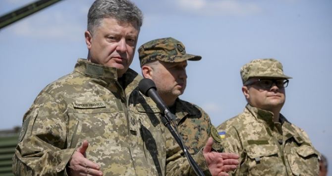 Порошенко ликвидировал ряд военно-гражданских администраций на Донбассе