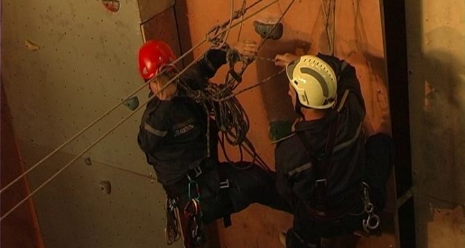 В спасательной службе Луганска появились специалисты-высотники (фото)