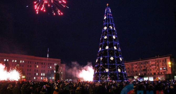В Луганске зажгла огни главная городская елка (фото)
