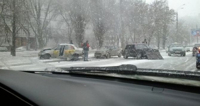 Снегопад в Харькове привел к транспортному коллапсу