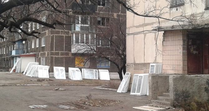 В Новотошковском восстанавливают поврежденные обстрелами дома