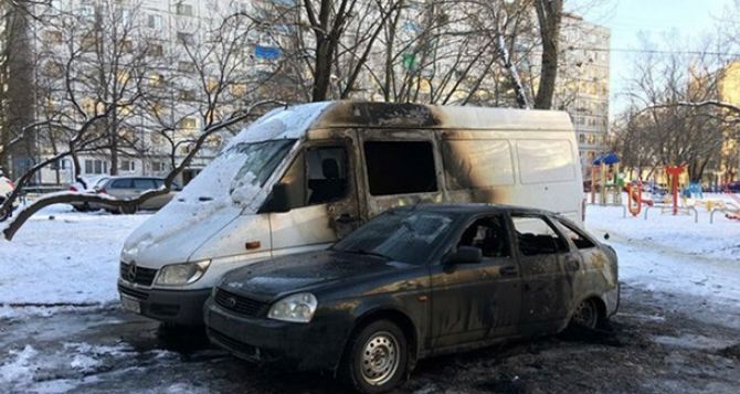 В Харькове ночью сгорели микроавтобус и автомобиль