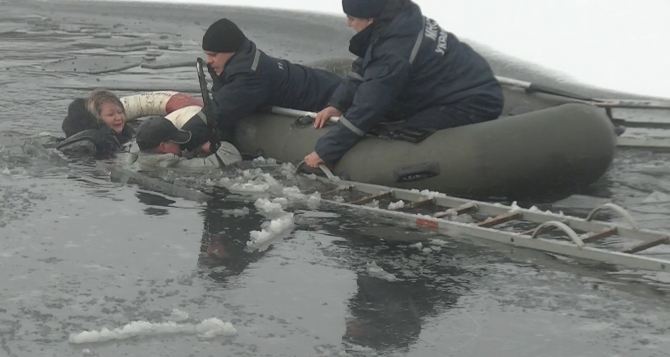 В Харькове спасатели вытащили из-подо льда  трех человек
