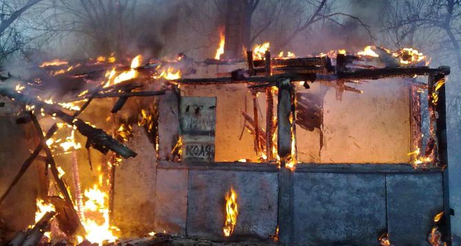 В Лисичанске произошел пожар в заброшенном доме (фото)