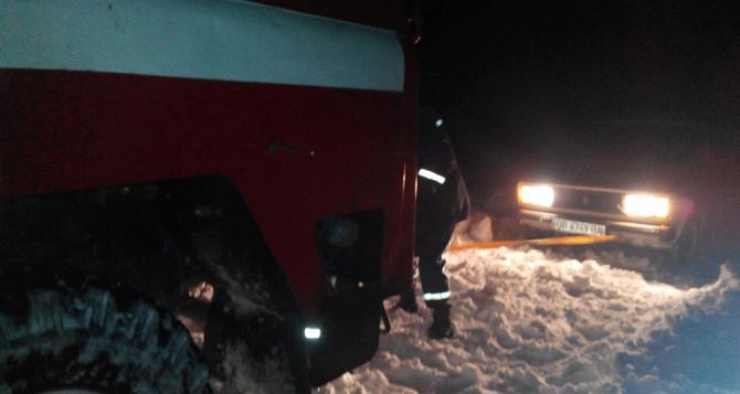 На трассе в Лисичанске в снежном заносе застрял легковой автомобиль