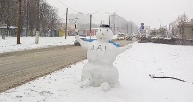 В Харькове слепили гаишника из снега