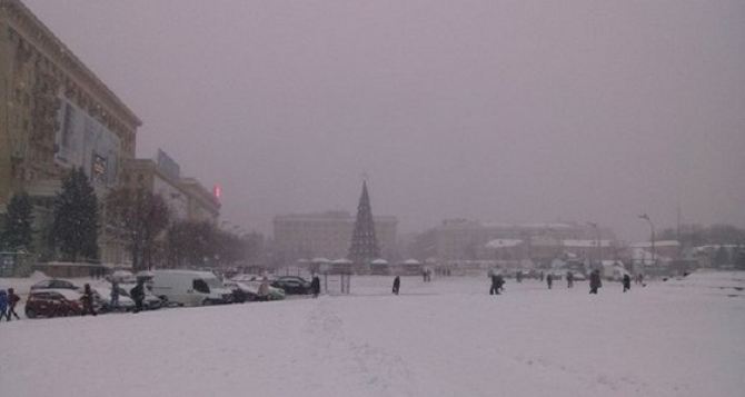 Сильный снегопад засыпал Харьков снегом