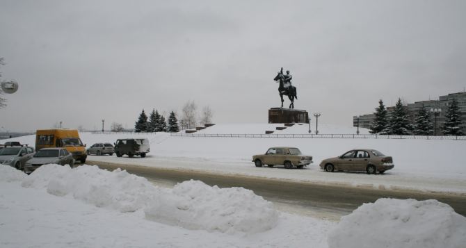 Ночью дороги Луганска расчищали более 30 единиц снегоуборочной техники