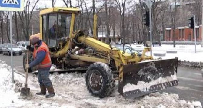 Более 150 единиц спецтехники убирает снег на улицах Харькова