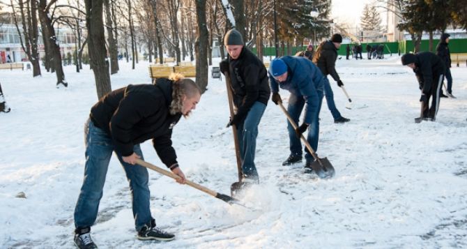 Парки и скверы Харькова очищают от снега и льда