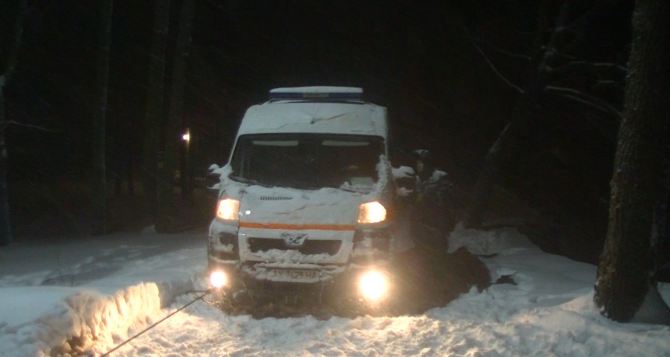 Харьковские спасатели освободили из снежных заносов 16 машин скорой помощи (фото, видео)