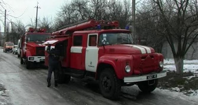 В центре Луганска горел жилой дом (видео)