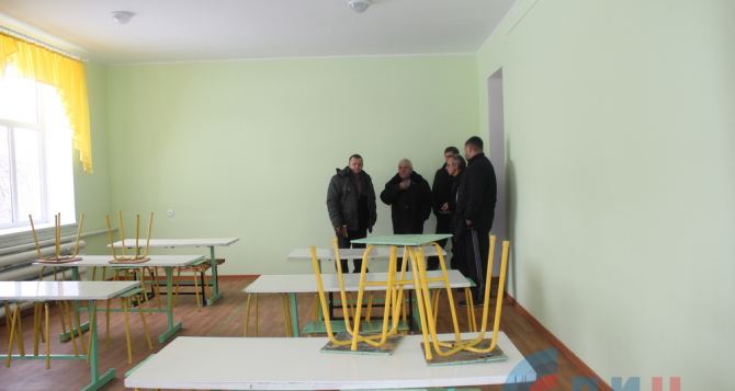 В трех школах Свердловского района восстанавливают столовые (фото)