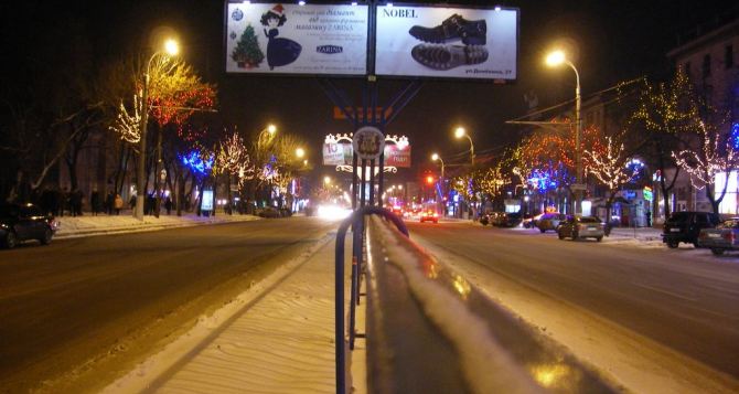 В центре Луганска демонтировали праздничную иллюминацию