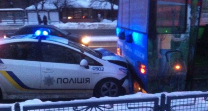 В Харькове машина полицейских протаранила троллейбус