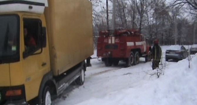 В Харькове на льду и в снегу  застряли  18 машин