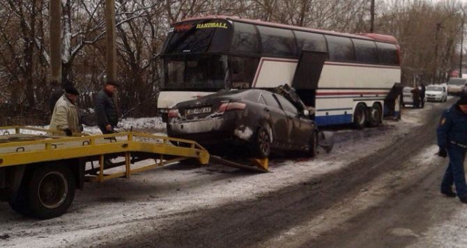 В Краснодоне иномарка врезалась в автобус. Есть жертвы (фото)