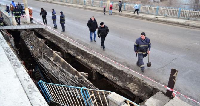 Подробности обрушения путепровода в Луганске: движение перекрыто (видео)