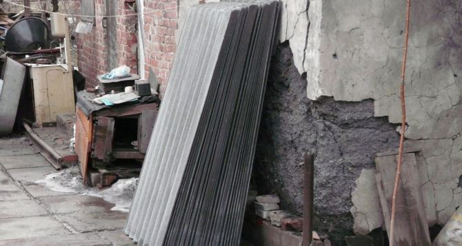 Жителям разрушенных домов в Алмазной и Ирмино выдают стройматериалы