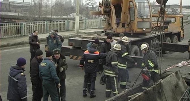 На обрушившемся путепроводе в Луганске ведутся аварийные работы (фото)